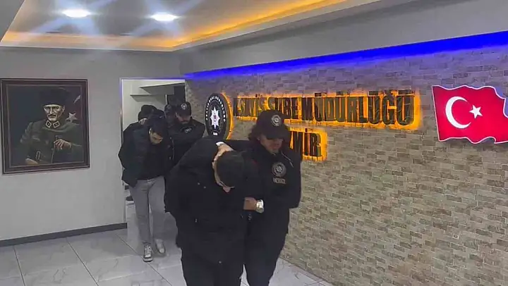 İzmir merkezli 3 ilde yedek parça dolandırıcılarına operasyon: 7 tutuklama