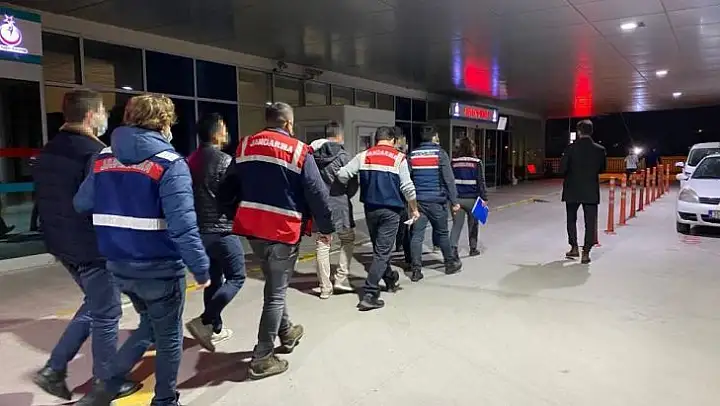 İzmir merkezli FETÖ operasyonunda gözaltı sayısı 143'e yükseldi