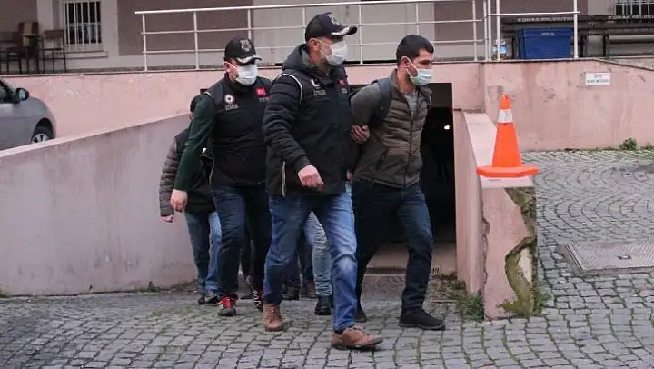 İzmir merkezli terör operasyonunda şüpheliler adliyeye sevk edildi