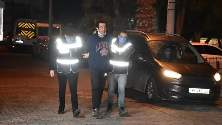 İzmir polisi dolandırıcıyı yemek yerken yakaladı