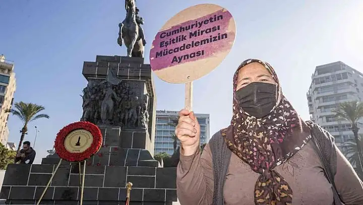 İzmirli kadınlar seçme ve seçilme hakkı yıldönümü için yürüdü