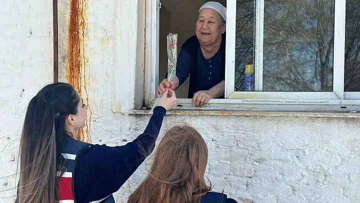 Jandarma yaşlı çınarları unutmadı