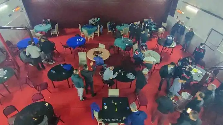 Jandarmadan ruhsatsız kahvehaneye kumar baskını