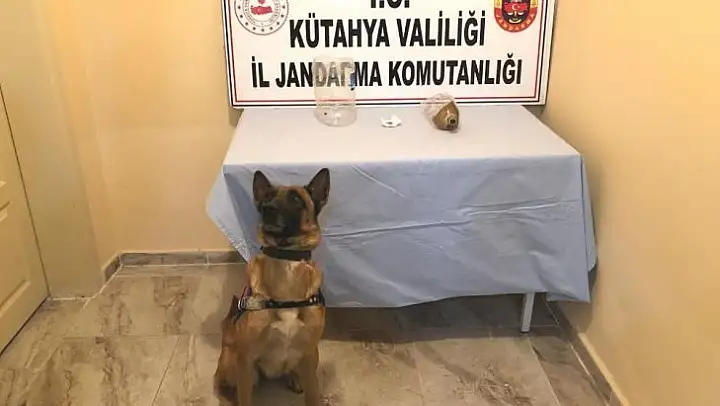 Jandarmayı görünce uyuşturucuyu yere attılar