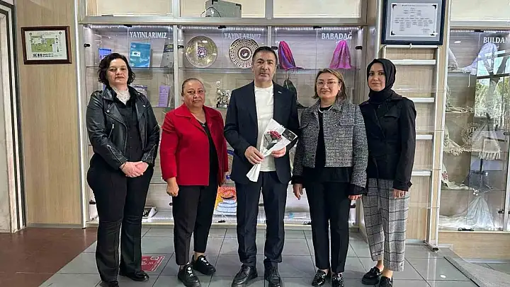 Kadın girişimciler, kadınları kendi ürettikleri çiçeklerle sevindirdi