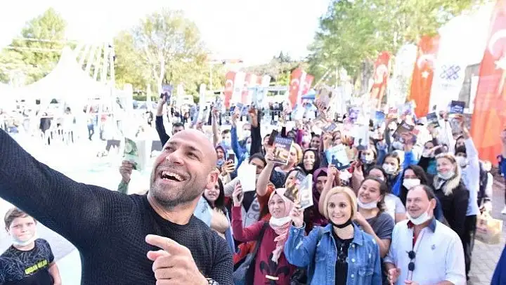 Kahraman Tazeoğlu Altıeylül'de kitapseverler ile bir araya geldi