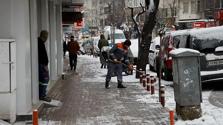 Kaldırımlar kar ve buzdan temizleniyor