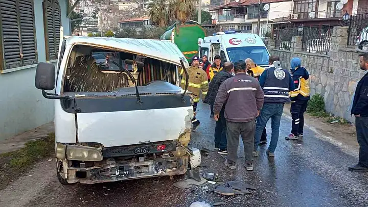Kamyonet, kamyonla kafa kafa çarpıştı: 1 yaralı