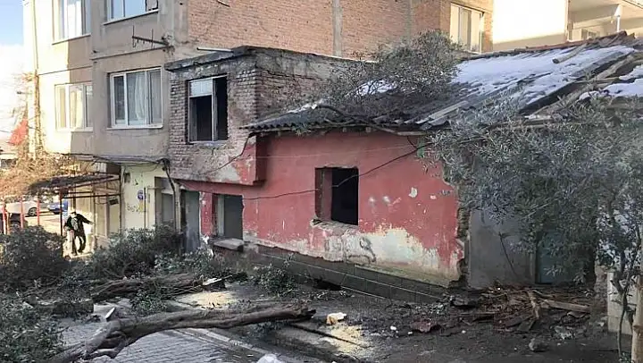 Karacabey'de metruk binalar bir bir yıkılıyor