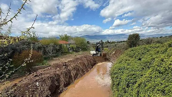 Karacasu'da dere yatakları temizleniyor