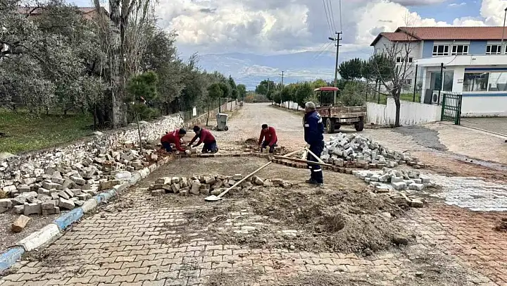 Karacasu'da yol ve kaldırım çalışmaları hız kesmeden devam ediyor