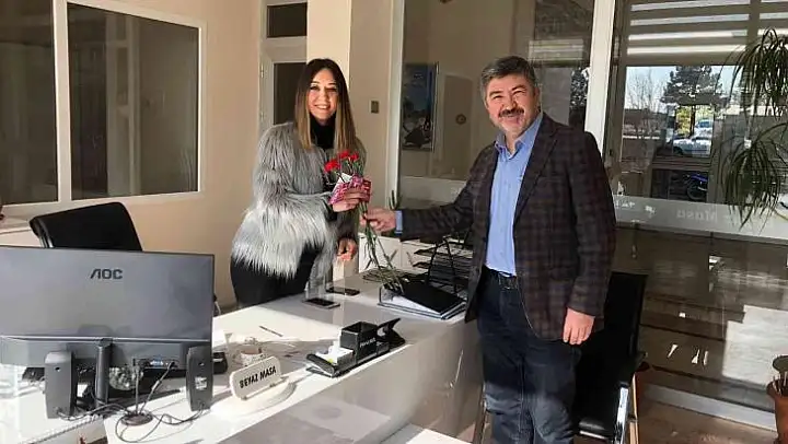 Karanfillerle kutlandı
