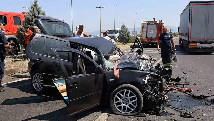 Karşı şeride geçen araç faciaya sebep oluyordu: 1'i ağır 3 yaralı