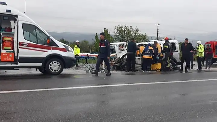 Karşı yönden gelen iki araç kafa kafaya çarpıştı: 4 yaralı