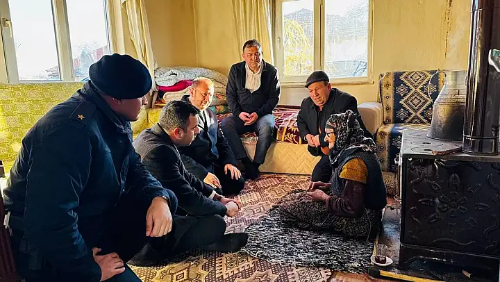 Kaymakam Akbulut,  6 Şubat depreminde hayatını kaybeden Çivrilli öğretmeninin ailesini ziyaret etti