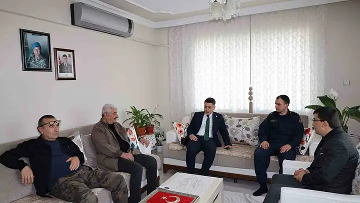Kaymakam Gündoğdu şehit ailelerine Türk Bayrağı takdim etti