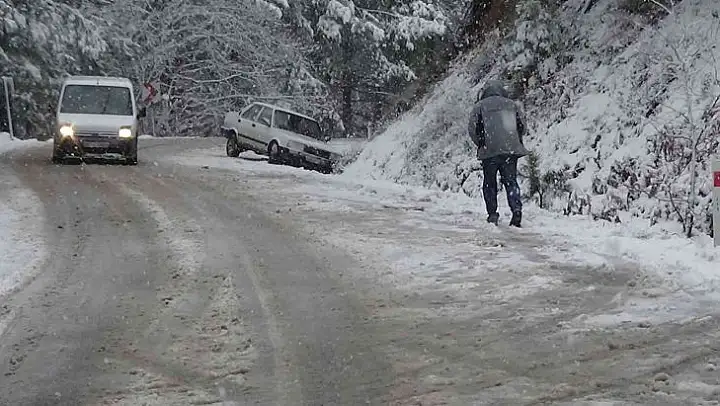 Kazdağları'nda kar kalınlığı 20 santimetreyi aştı, sürücüler zor anlar yaşadı