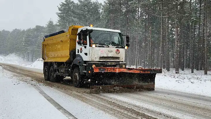 Kazdağları'nda kar yağışı ulaşımı olumsuz etkiliyor