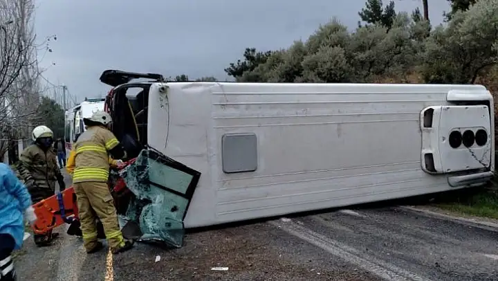 Kemalpaşa Belediyesi'nin servis aracı kaza yaptı: 4 yaralı