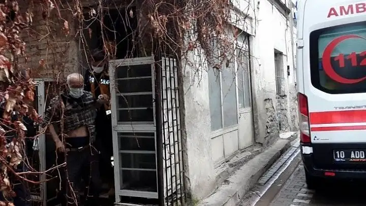 Kendini bıçakla doğrayan yaşlı adamı esnaf kurtardı