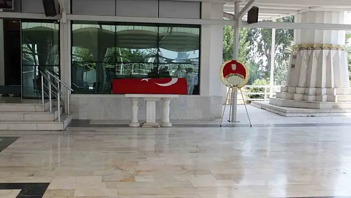 Kimsesiz Kıbrıs gazisini son yolculuğuna askerler uğurladı