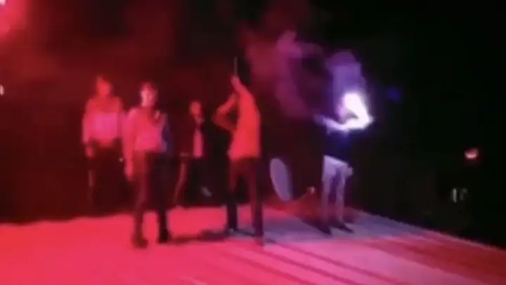 Kısıtlamada meşaleler yakıp havaya böyle ateş ettiler