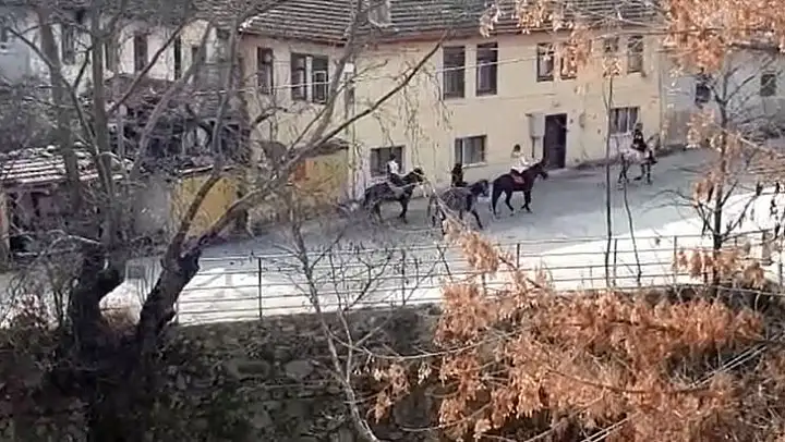 Kısıtlamaya uymadılar kimi at bindi, kimi sokakta maç yaptı, kimi gezdi