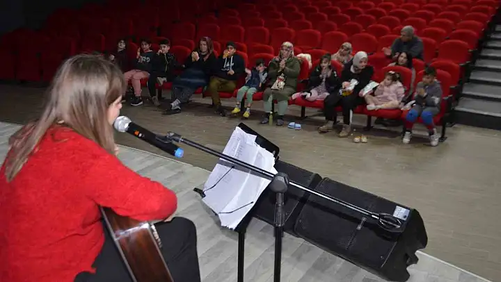 Koçarlı Belediyesi depremzede çocuklara moral oluyor