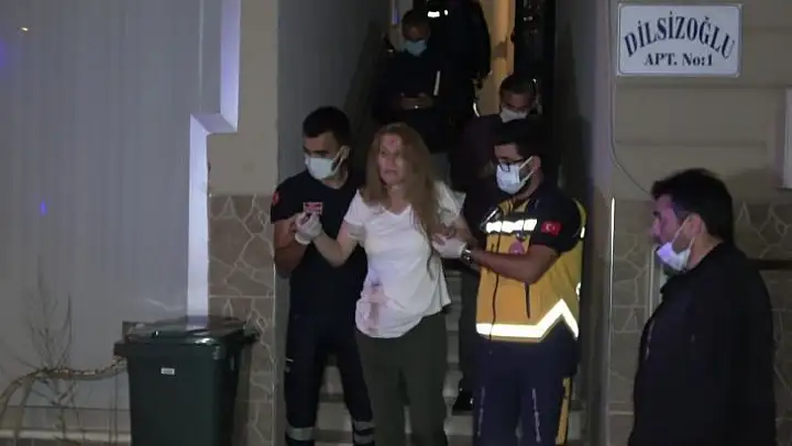 Kocasını beklerken dehşeti yaşadı...  Eve giren hırsız önce kafasını kapıya vurdu sonra da bıçakladı