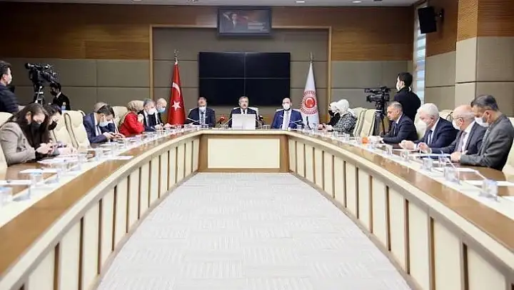 Kolaylı: 'İnternet kanunu acilen çıkarılmalı'