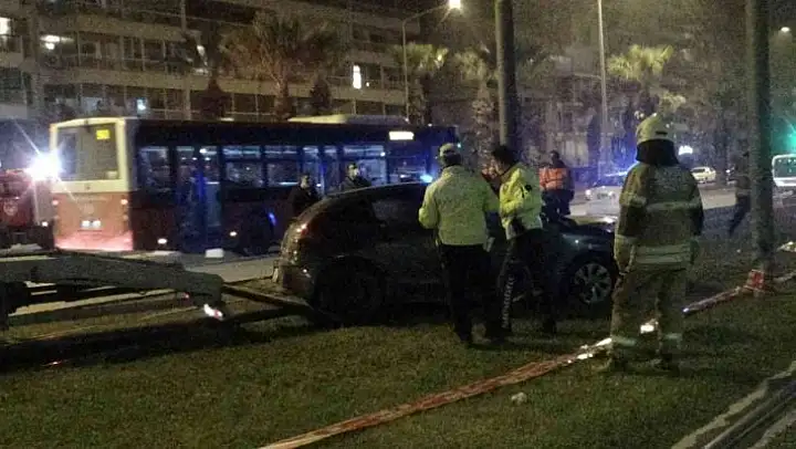 Kontrolden çıkan araç direğe çarptı: 4 yaralı