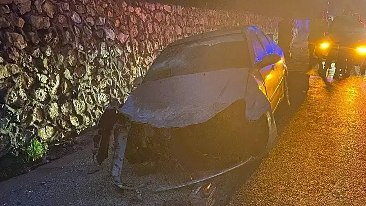 Kontrolden çıkan otomobil bariyere çarptı: 3 kişi yaralandı