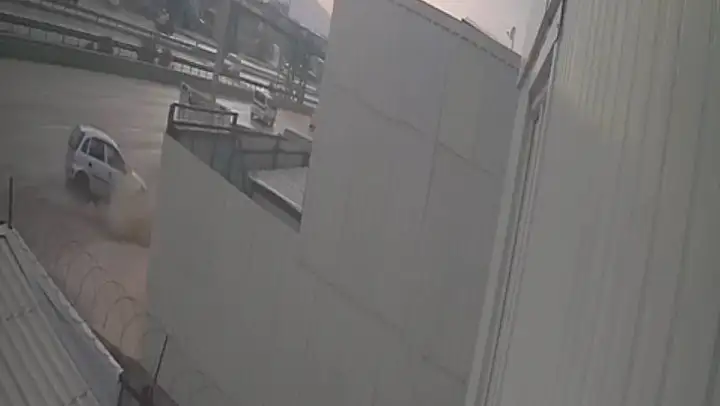 Kontrolden çıkan otomobil tırın altına girdi: 1 yaralı