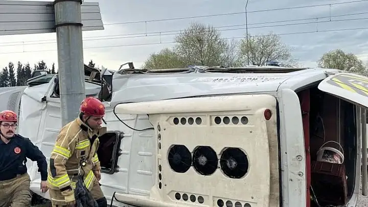Kontrolden çıkan servis aracı refüje girdi: 1 bebek öldü, 5 kişi yaralandı