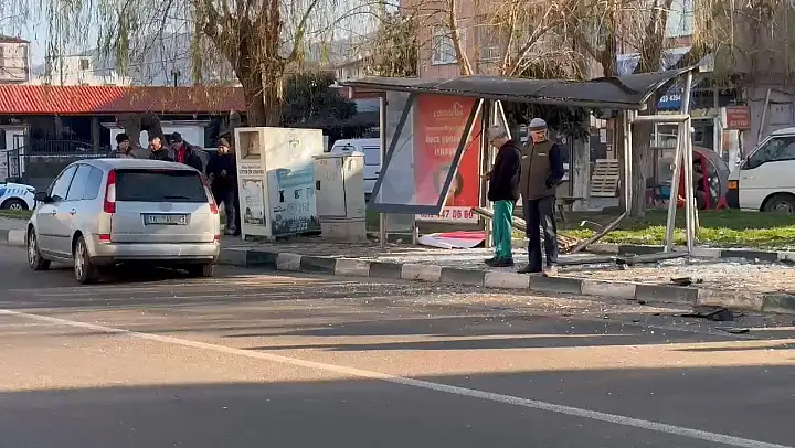 Kontrolü kaybeden sürücü otobüs durağına çarptı