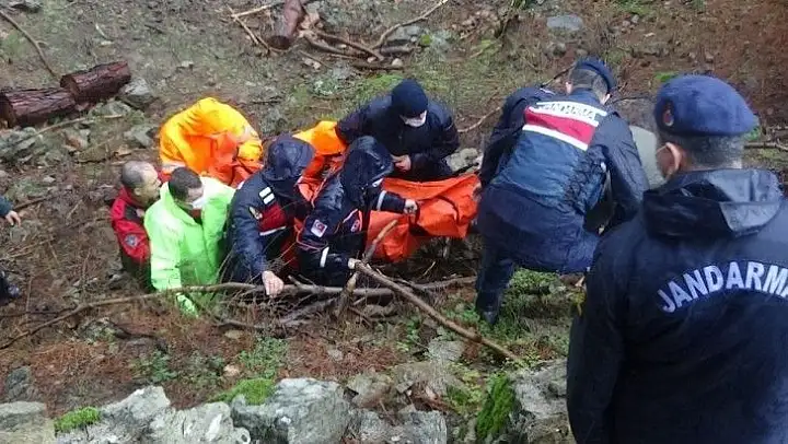 Köprünün çökmesi üzerine azgın sulara düşerek boğulan kadının cenazesi zorlu bir operasyon ile çıkarıldı