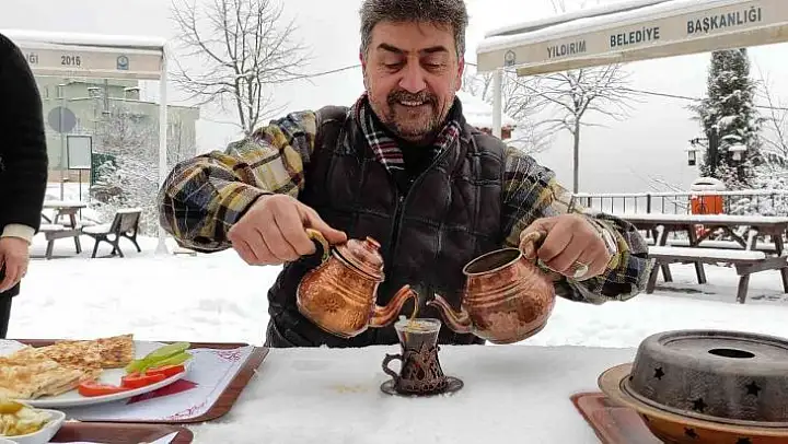 Köydeki kafede kahvaltılar kar üzerinde yapılıyor