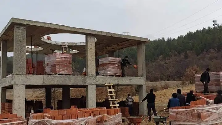 Köylüler imece usulü mescit yapıyor