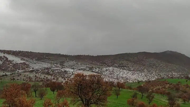 Kula'ya yılın ilk kar yağışı