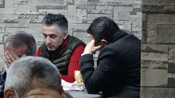 Kumar baskınında polis ceza yazarken onlar ekmek arası döner yedi