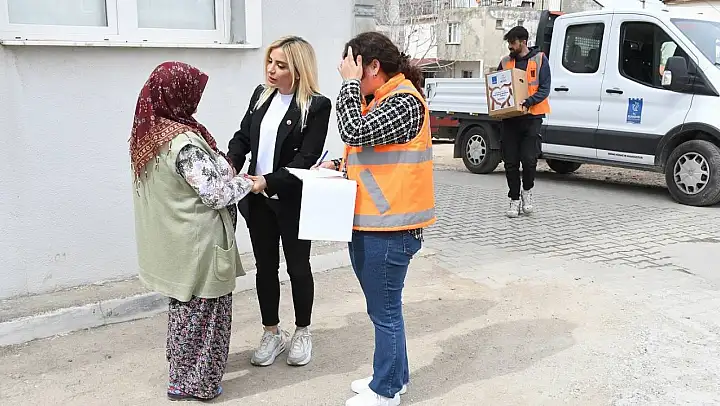 Kuşadası Belediyesi Ramazan ayında 3 bin 500 haneye gıda kolisi ulaştırdı
