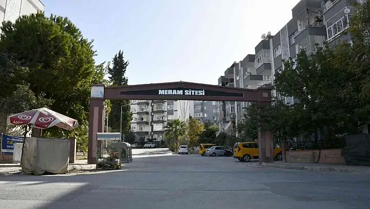 Kuşadası Belediyesi, yolları yenilemeye devam ediyor