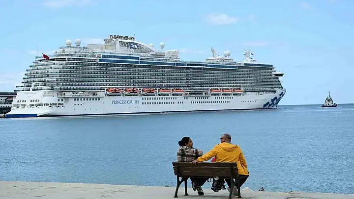Kuşadası'na ilk seferini yapan kruvaziyer 3 bin 560 turist getirdi