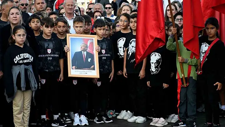 Kuşadası'nda Atatürk törenle anıldı