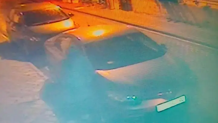 Kuşadası'nda ayna hırsızı güvenlik kamerasına yakalandı
