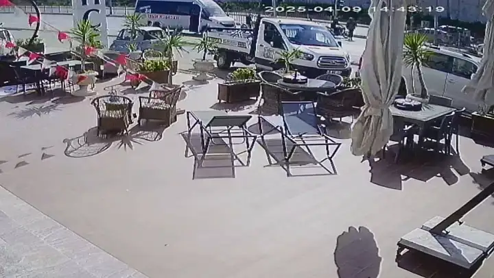 Kuşadası'nda kırmızı ışık ihlali kazayı beraberinde getirdi: 1 yaralı