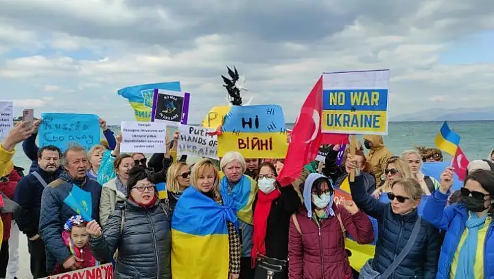 Kuşadası'nda Ukraynalılar, Rusya'yı protesto etti