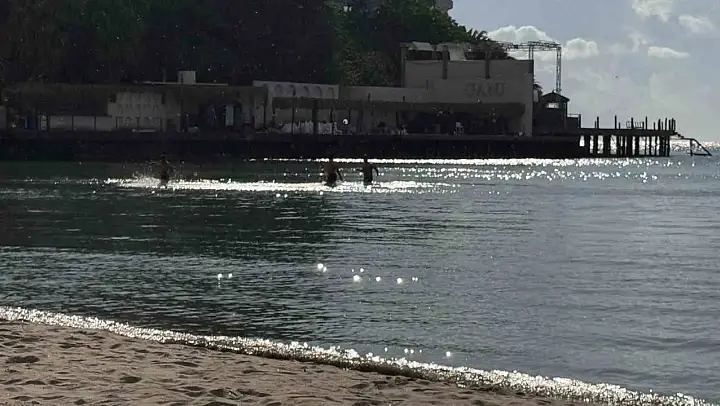 Kuşadası'nda yağmurlu havada deniz keyfi yaptılar