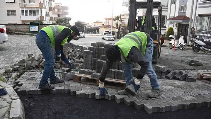 Kuşadası'nda yol yapım çalışmaları devam ediyor