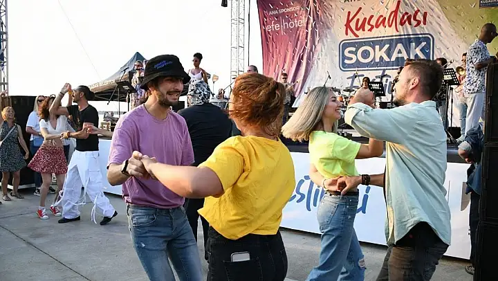 Kuşadası'nı sokak festivali coşkusu sardı